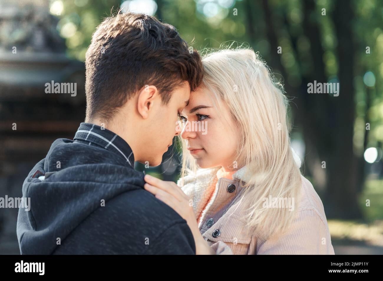 Freundin und Freund schauen sich im Park an, Konzept von Liebe und Glück Stockfoto