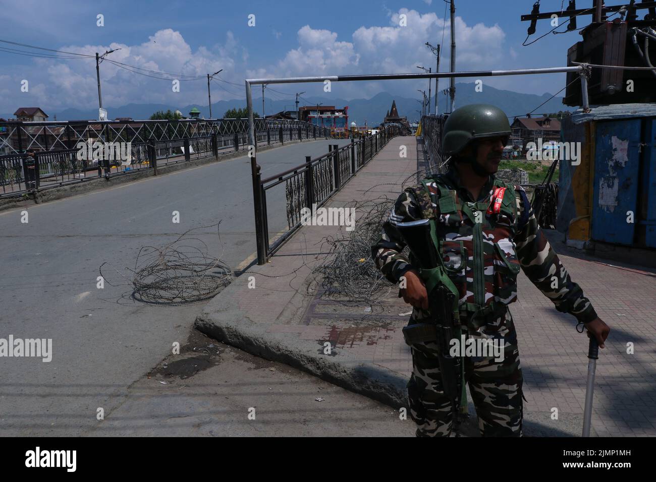 7. August 2022, Srinagar, Jammu und Kaschmir, Indien: Ein indisches bewaffnetes Personal steht und bewacht eine Straße während einer Muharram-Prozession am 7. August 2022 in Srinagar, Kaschmir. Dutzende schiitische Trauernde wurden von der Polizei festgenommen, nachdem sie versucht hatten, eine Muharram-Prozession durch das Stadtzentrum unter Einschränkungen heraufzuholen. (Bild: © Adil Abbas/ZUMA Press Wire) Stockfoto