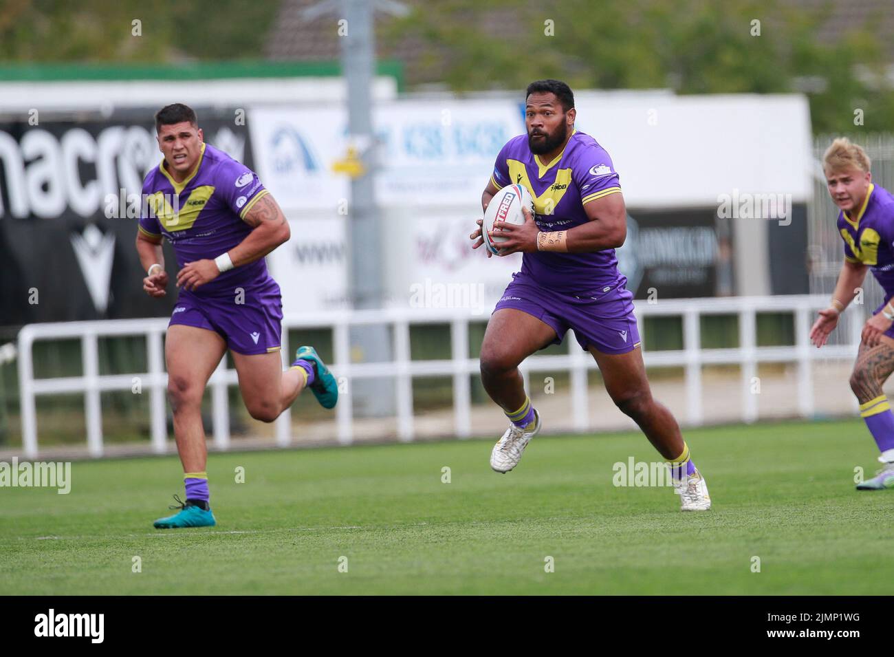 Ukuma Ta'ai von Newcastle Thunder ist während des WETTLAUFS DER BETFRED Championship zwischen Newcastle Thunder und London Broncos im Kingston Park, Newcastle, am Sonntag, den 7.. August 2022, voll im Fluss. (Quelle: Chris Lishman | MI News) Stockfoto