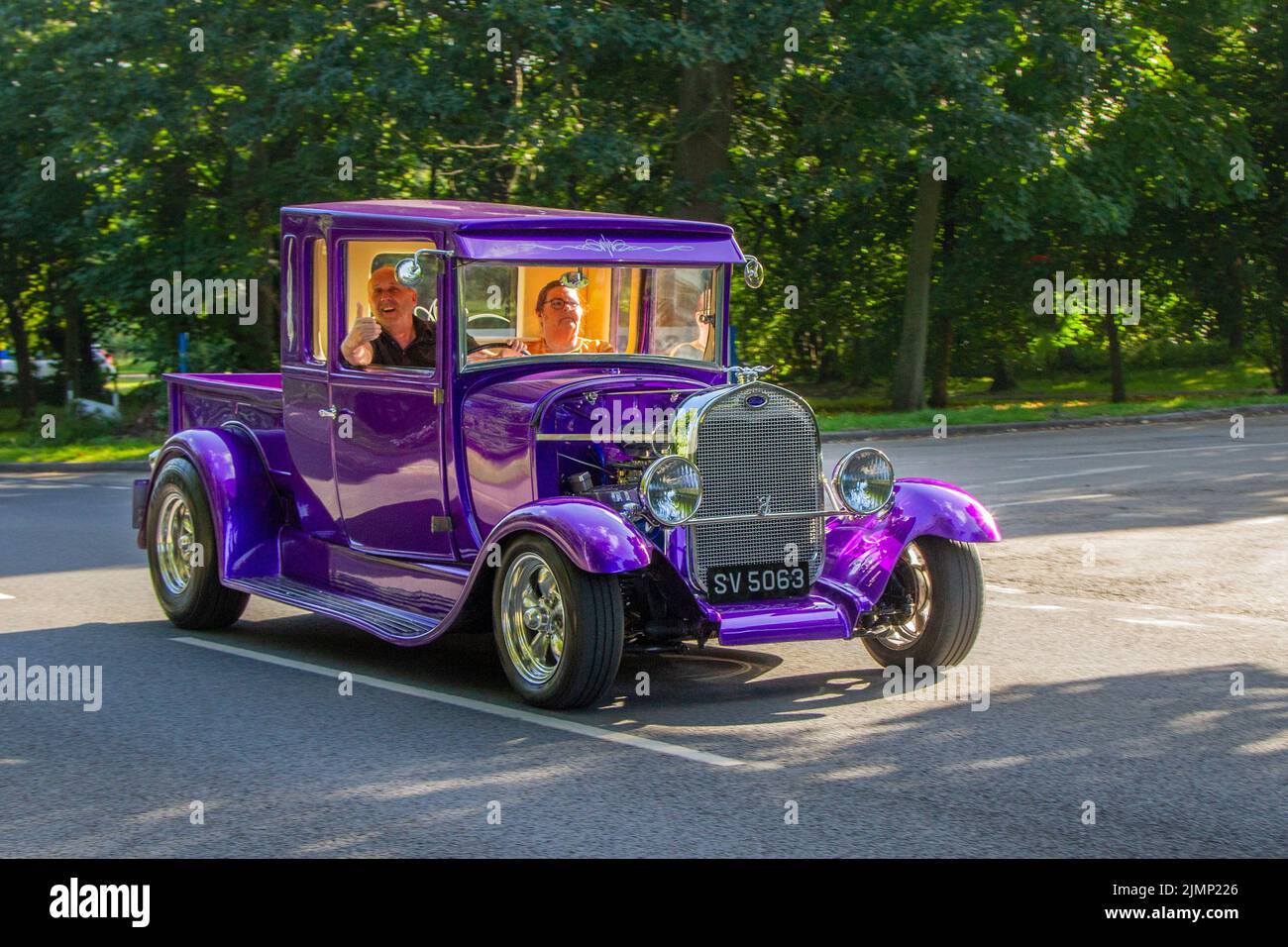 1929, 20s, Zwanziger Jahre CUSTOM schillernder Purple FORD 5022cc Petrol; unterwegs zur Lytham Hall Classic Car Show, Lancashire, Großbritannien Stockfoto