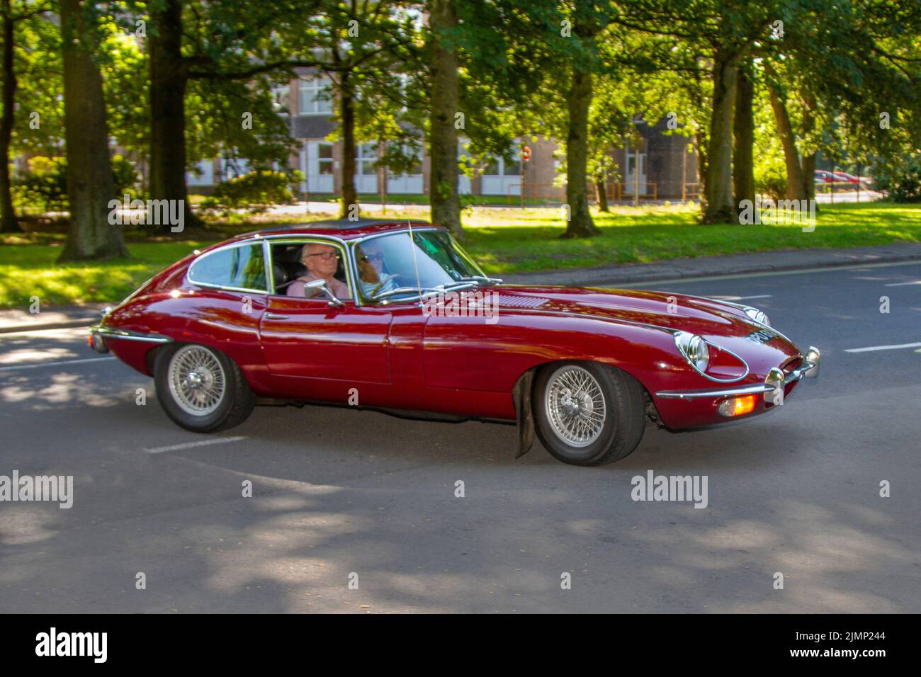 Red 1969 60s Jaguar 'E' Type Classic britischer Sportwagen, Oldtimer, Veteran, Autos vergangener Zeiten, auf dem Weg zur Lytham Hall Classic Car Show 2022. Stockfoto