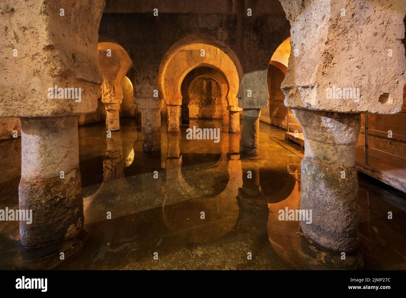 Caceres, Spanien - 4. März 2022: Arabische Zisterne in Caceres, Extremadura, erbaut während der mittelalterlichen Moslems-Herrschaft in Spanien. Stockfoto