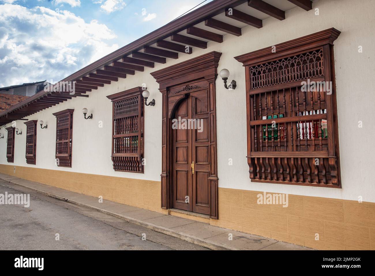 Wunderschöne antike Häuser in der Kolonialstadt Jardin im Südwesten von Antioquia in Kolumbien Stockfoto