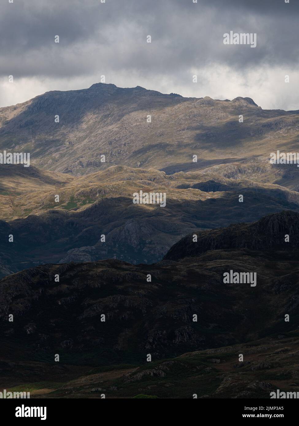 Dramatische graue Wolken über den Bergen, Blick auf den Lake District Stockfoto