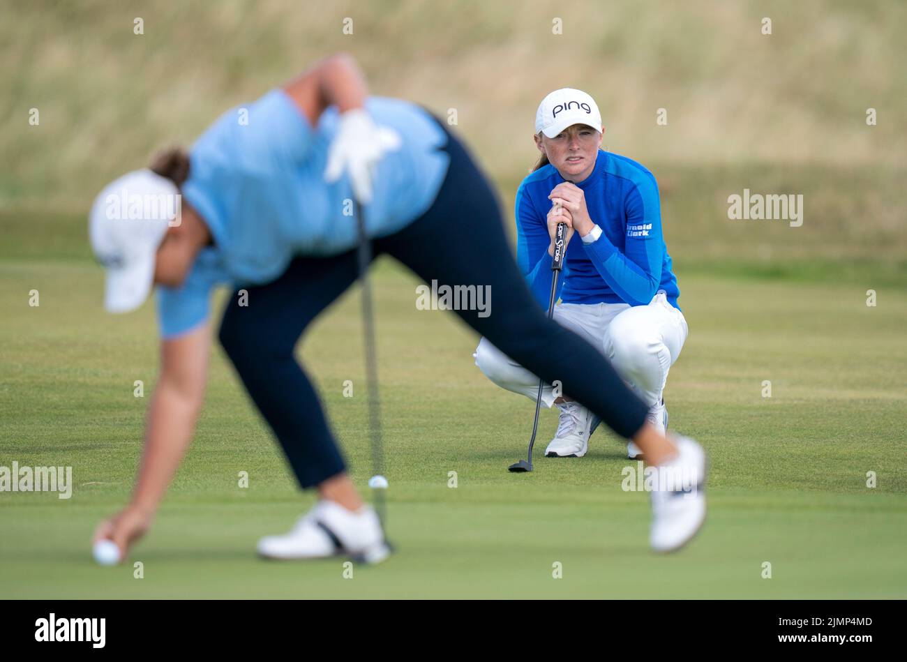 Am vierten Tag der AIG Women's Open in Muirfield in Gullane, Schottland, fährt Louise Duncan auf dem Grün von 12.. Bilddatum: Sonntag, 7. August 2022. Stockfoto