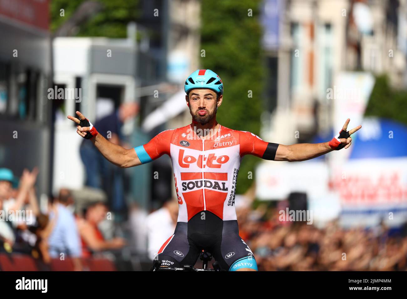 Leuven, Belgien. 07. August 2022. Der Belgier Victor Campenaerts von Lotto Soudal feiert die Ziellinie, um am Sonntag, den 07. August 2022 in und um Leuven die erste Ausgabe des Radrennens „Tour of Leuven“ in Leuven zu gewinnen. Nach der WM in der Stadt wird gemeinsam mit den Organisatoren des GP Memorial Jef Scherens ein neues Rennen veranstaltet. Das neue Rennen wurde Tour of Leuven - Memorial Jef Scherens genannt. BELGA FOTO DAVID PINTENS Kredit: Belga Nachrichtenagentur/Alamy Live News Stockfoto