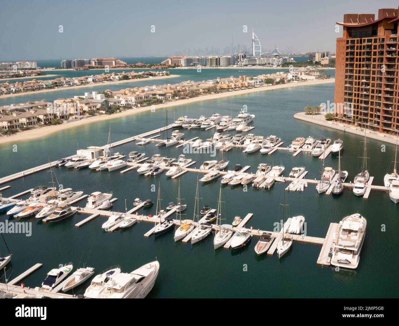 Jachten, die in Dubai Marina, einem wohlhabenden Wohnviertel in Dubai, Vereinigte Arabische Emirate, Stockfoto