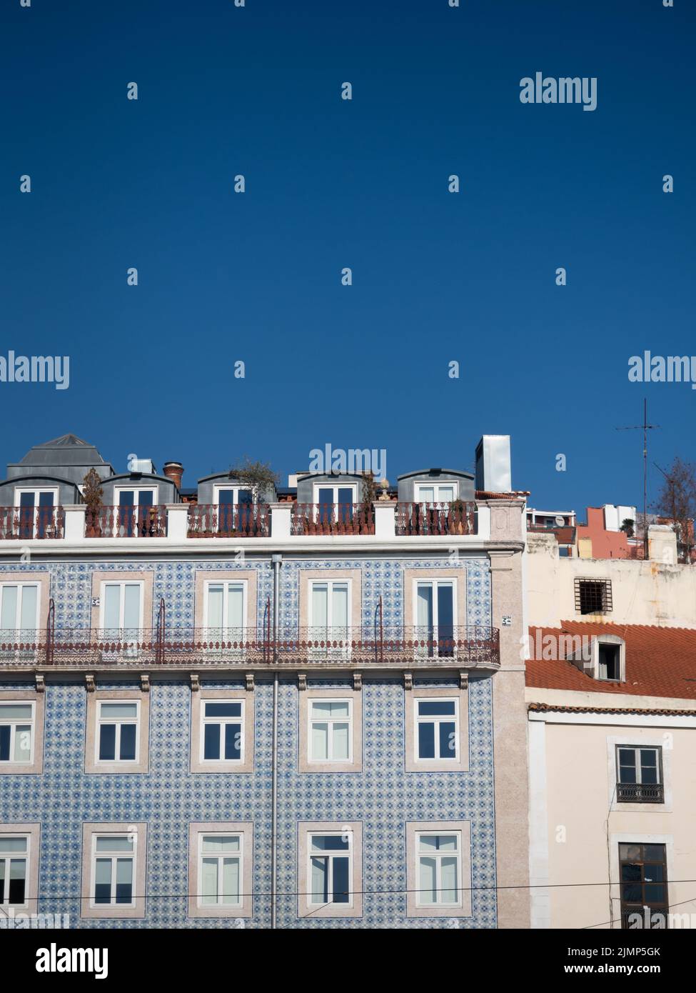 Wohngebäude mit blauen Azulejos-Fliesen, Lissabon, Portugal Stockfoto