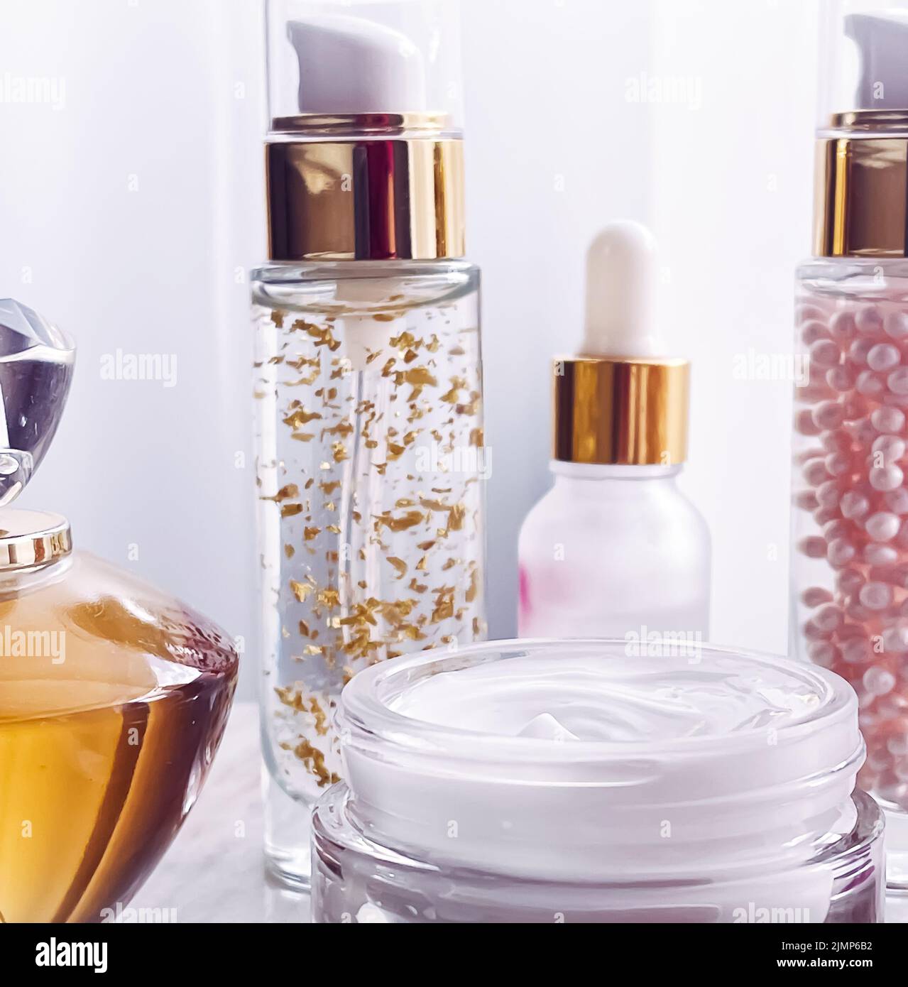 Hautpflege Kosmetik, Gesichtscreme Feuchtigkeitscreme Glas, goldene Serum Emulsion Flaschen, Beauty-Produkt Stockfoto