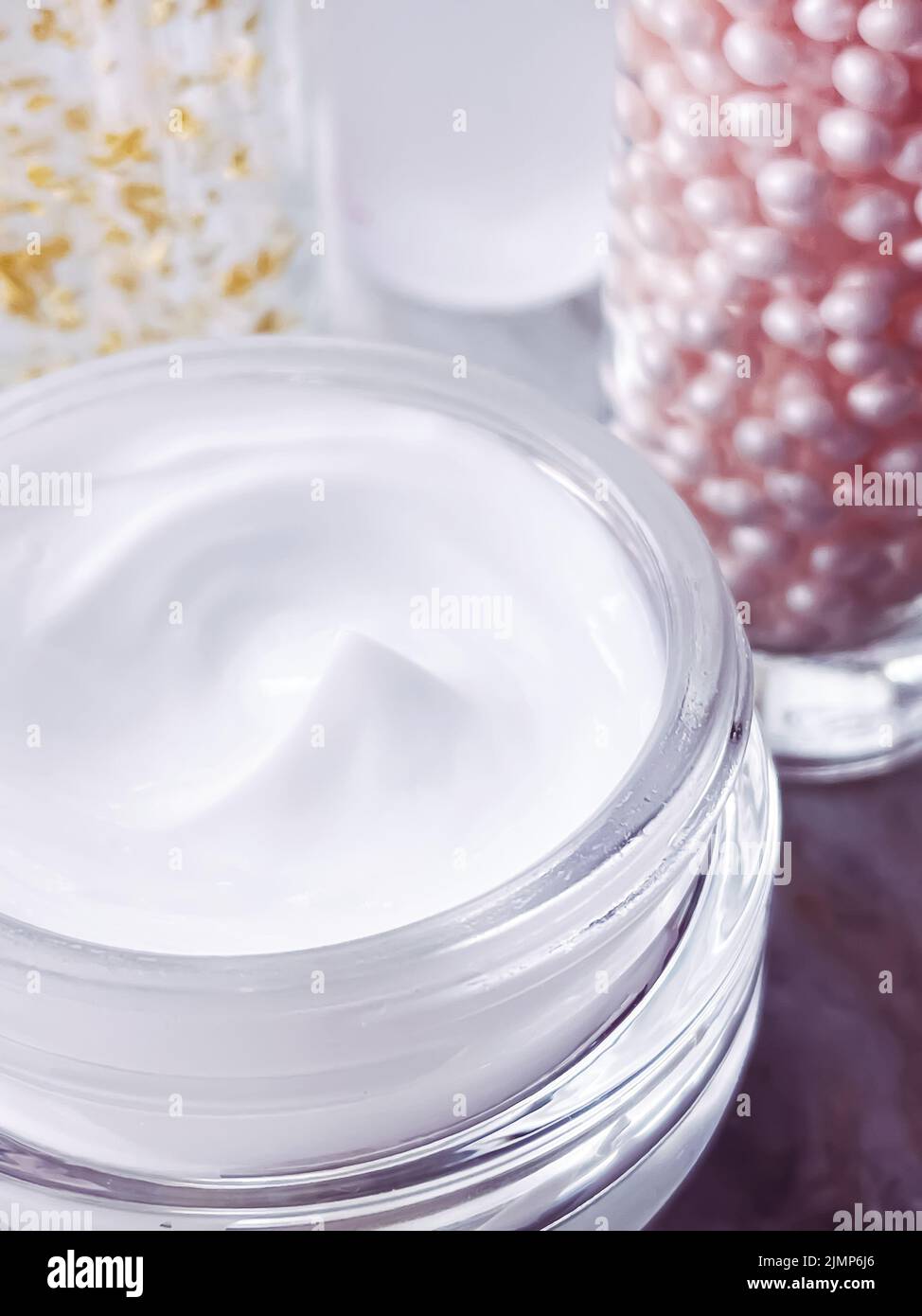 Hautpflege Kosmetik, Gesichtscreme Feuchtigkeitscreme Glas, goldene Serum Emulsion Flaschen, Beauty-Produkt Stockfoto