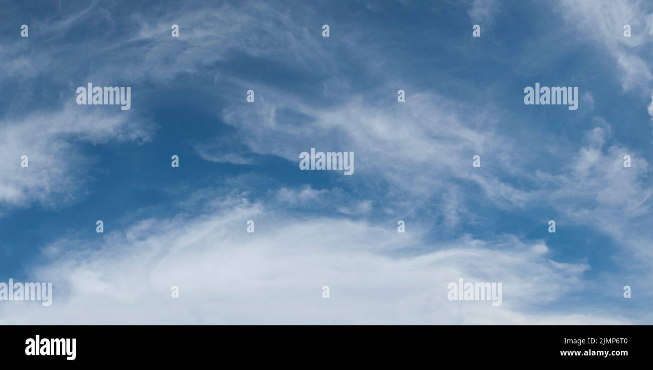 Weiche, wispige Wolkenformation gegen blauen Himmel Stockfoto