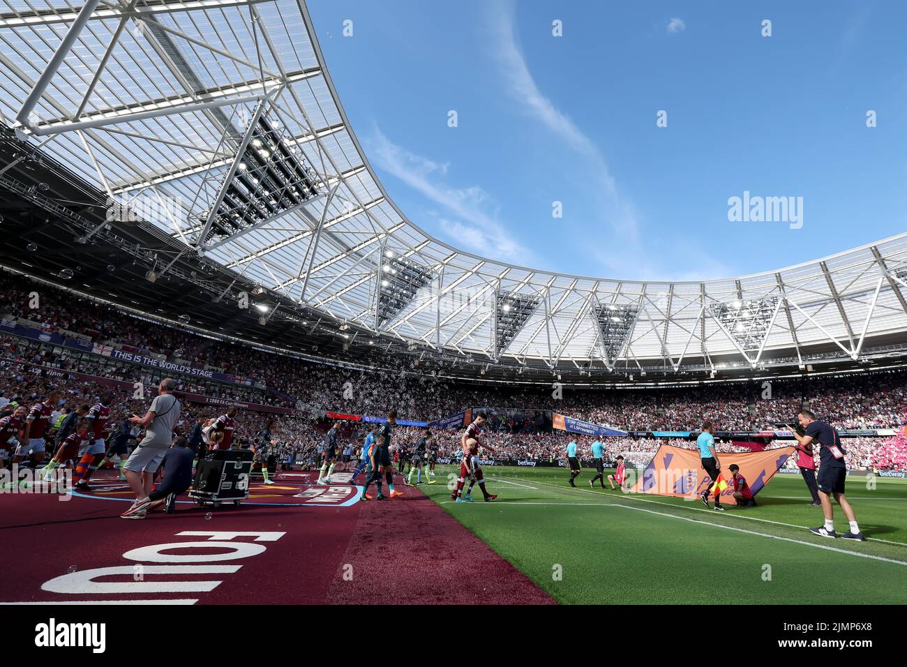 7.. August 2022; London Stadium, London, England; Premier League Football West Ham gegen Manchester City: Declan Ris von West Ham United führt sein Team aus dem Tunnel Stockfoto