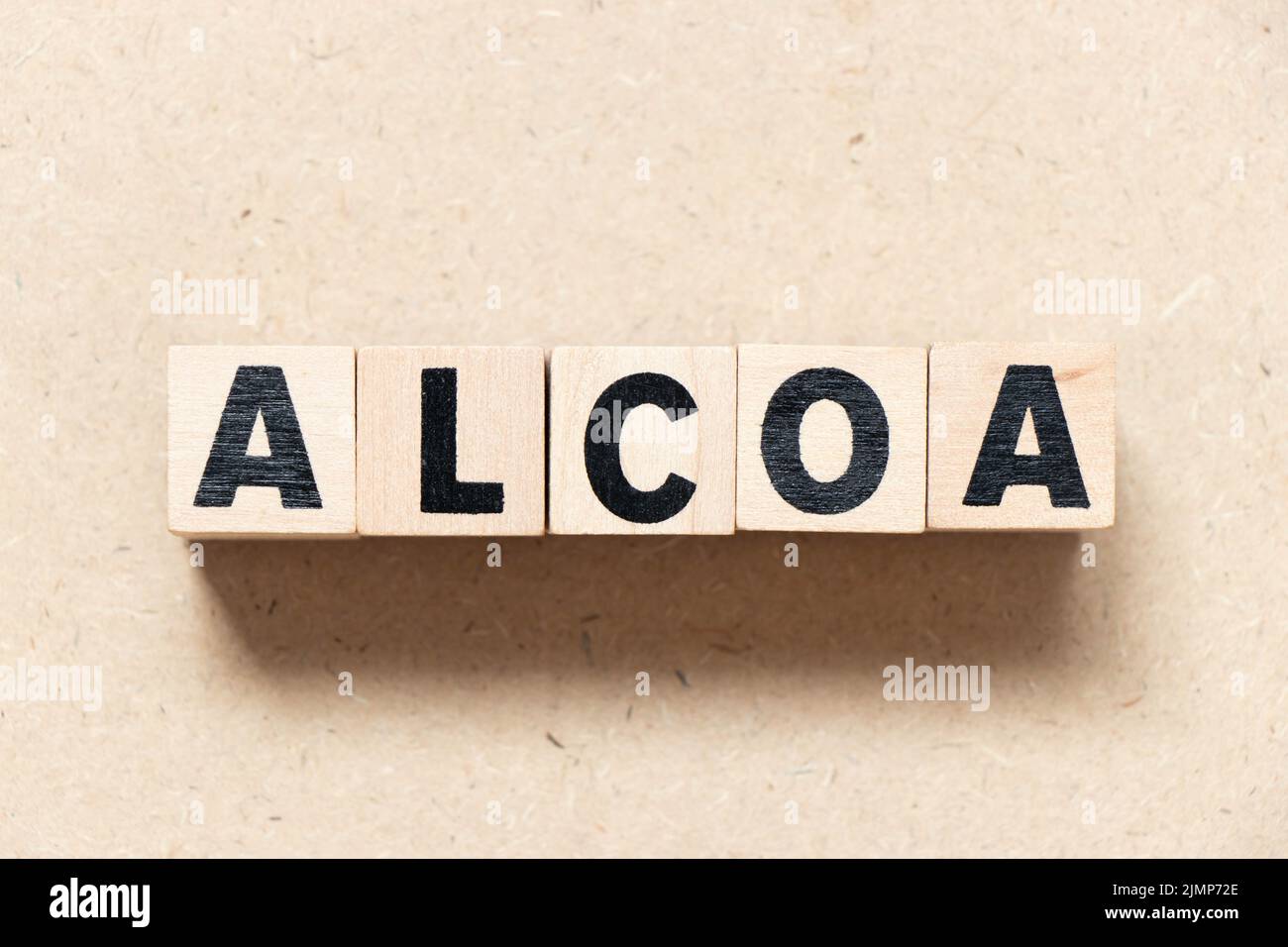 Buchstabenblock im Wort ALCOA (Abkürzung für zurechenbar, lesbar, gleichzeitig, Original und akkurat) auf Holzhintergrund Stockfoto