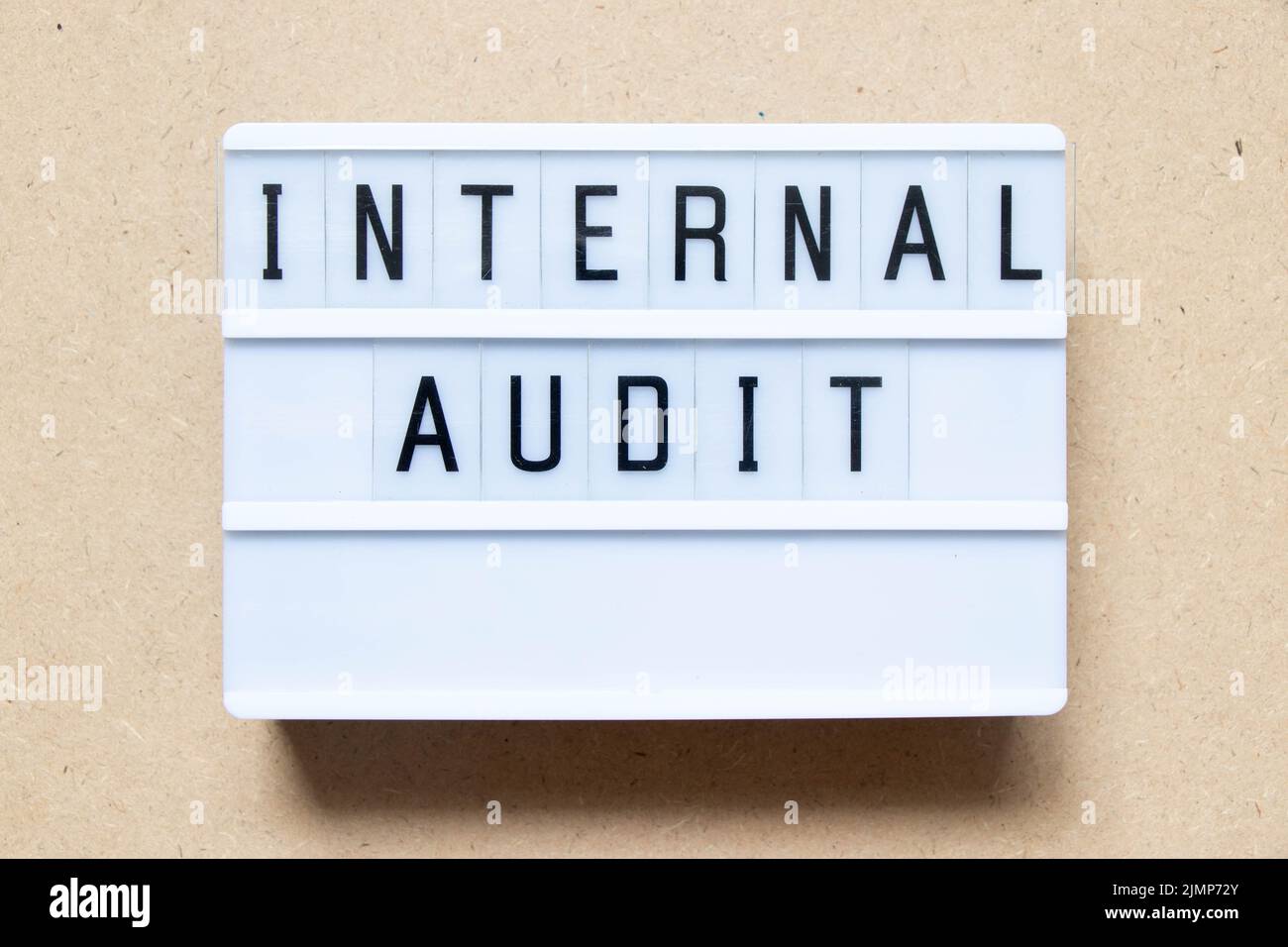 Leuchtkasten mit Wort Internes Audit auf Holzhintergrund Stockfoto