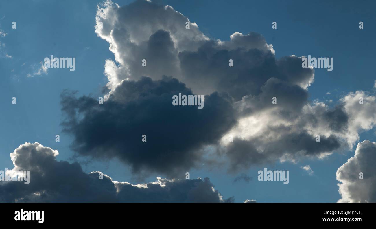 Heftiger Regen Wolken mit blauem Himmel dahinter Stockfoto