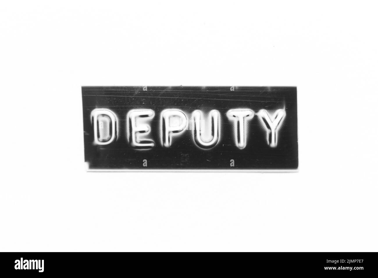 Schwarzes Farbbanner mit geprägtem Buchstaben und Wortvertreter auf weißem Papierhintergrund Stockfoto