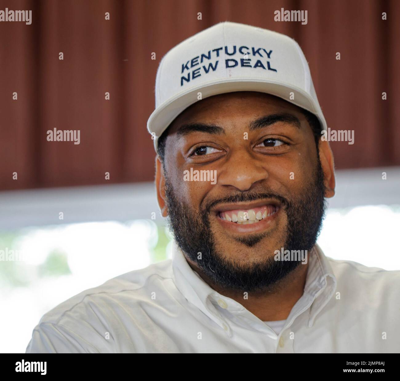 Fancy Farm, KY, USA. 06 August 2022. Der für den demokratischen Senat nominierte Charles Booker lächelt, als er während des St. Jerome Fancy Farm Picnic 142. auf die Bühne geht. Das Picknick ist eine Spendenaktion für die katholische Kirche St. Jerome und bekannt dafür, dass es tonnenweise Grillfleisch serviert und politische Sprecher dazu einlädt, sich vor einer Menschenmenge, die zum Zwischenruf zugelassen und ermutigt wird, gegenseitig zu amüsieren. (Kredit: Billy Suratt/Apex MediaWire über Alamy Live News) Stockfoto