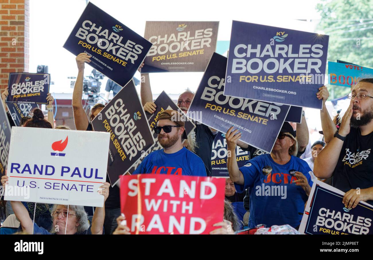 Fancy Farm, KY, USA. 06 August 2022. Anhänger des republikanischen Senators Rand Paul und des demokratischen Herausforderers Charles Booker halten Wahlkampfschilder während des St. Jerome Fancy Farm Picnic 142. hoch. Das Picknick ist eine Spendenaktion für die katholische Kirche St. Jerome und bekannt dafür, dass es tonnenweise Grillfleisch serviert und politische Sprecher dazu einlädt, sich vor einer Menschenmenge, die zum Zwischenruf zugelassen und ermutigt wird, gegenseitig zu amüsieren. (Kredit: Billy Suratt/Apex MediaWire über Alamy Live News) Stockfoto
