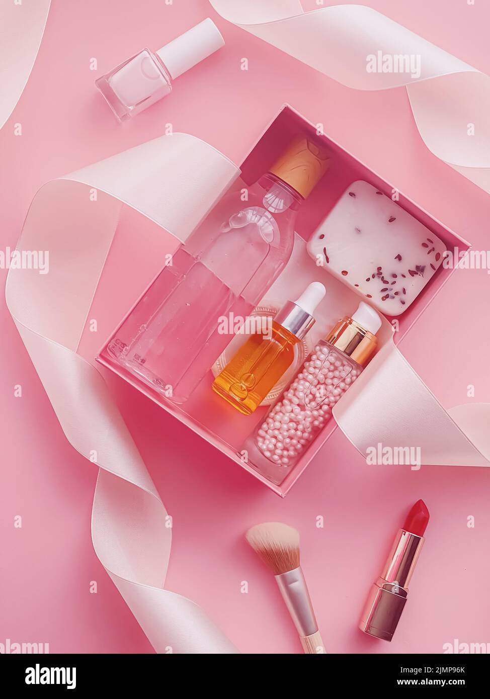Beauty-Box-Abo-Paket mit Kosmetik-Produkten für Hautpflege, Spa und Make-up auf rosa Hintergrund, Flatlay-Design, natürlichem Kosmos Stockfoto