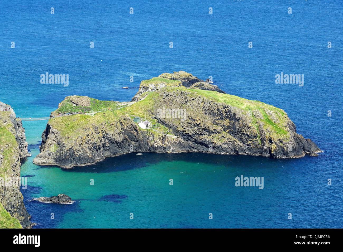 Carrick-a-Rede Seilbrücke, Carraig a' Ráid, County Antrim, Nordirland, Tuaiszeart Éireann, Vereinigtes Königreich, Europa Stockfoto