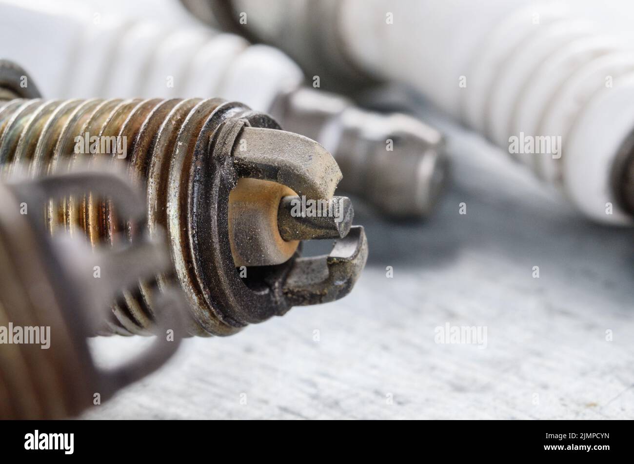 Nahaufnahme der alten Zündkerze des Verbrennungsmotors. Platz für Text Stockfoto