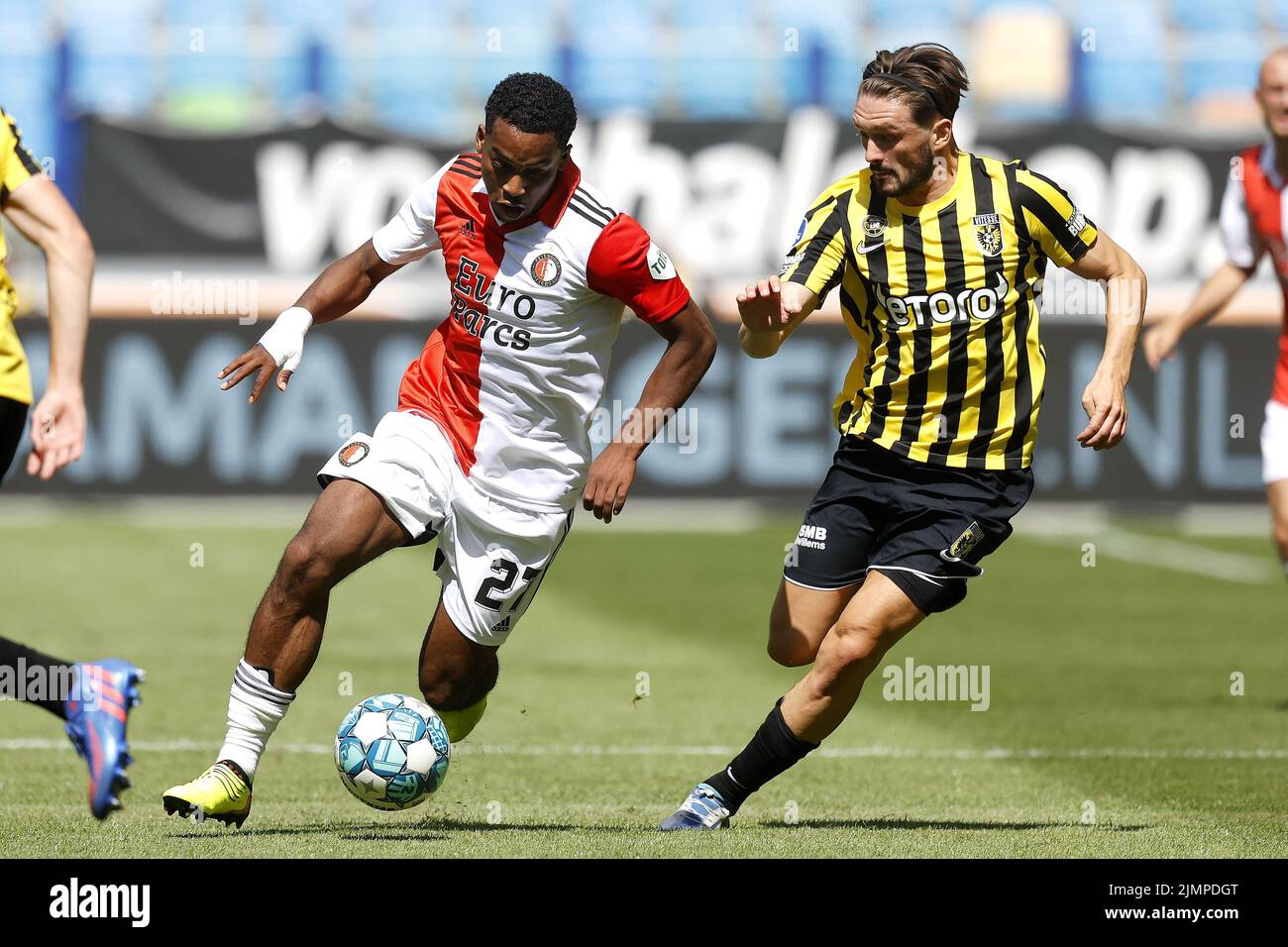 ARNHEM - (lr) Quinten Timber von Feyenoord, Toni Domgjoni von Vitesse während des niederländischen Eredivisie-Spiels zwischen Vitesse und Feyenoord beim Gelredome am 7. August 2022 in Arnhem, Niederlande. ANP PIETER STAM DE YOUNG Stockfoto