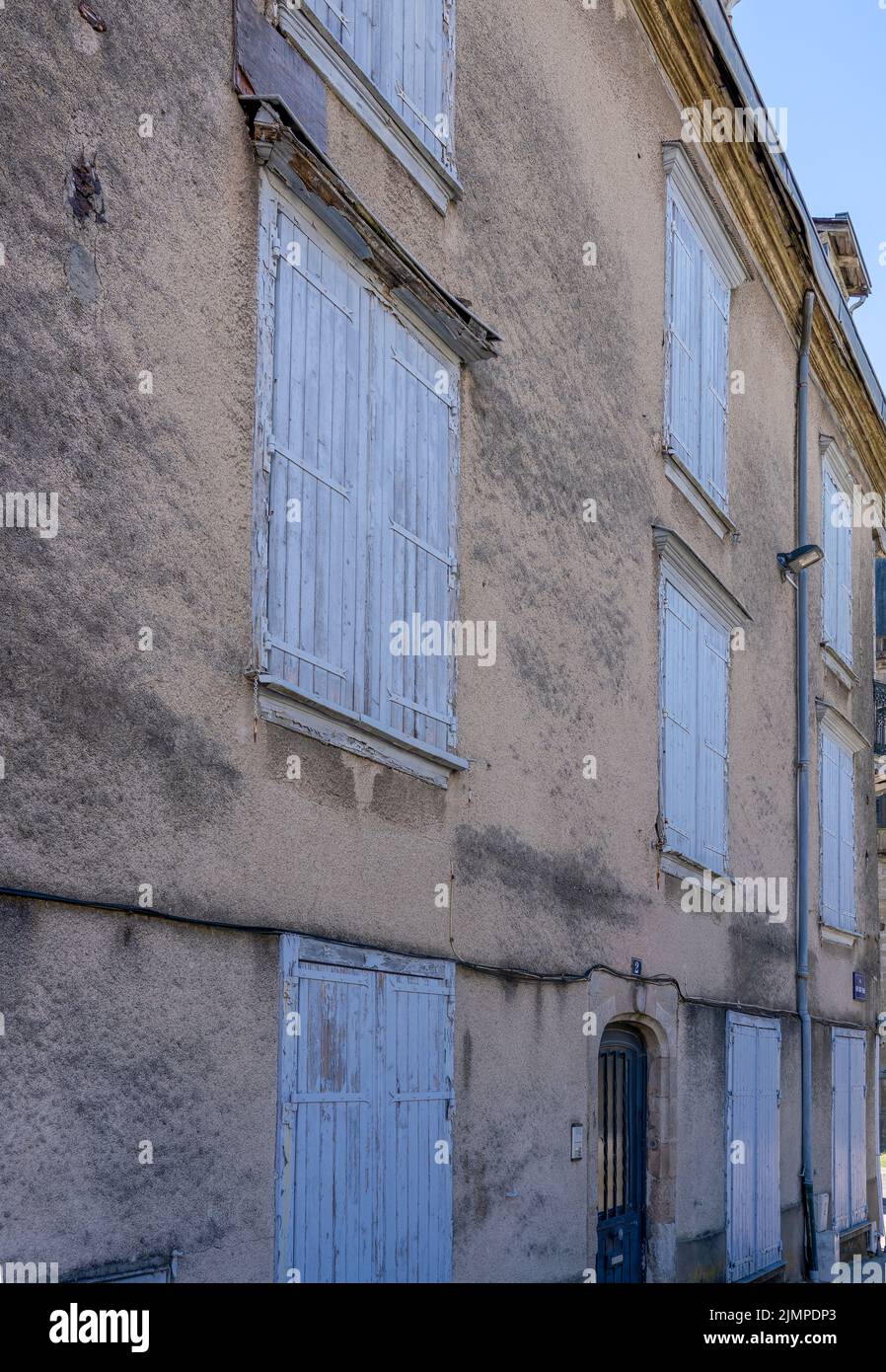 Blau gestrichene Fenster aus Holz auf einem terrassenförmigen Gebäude der Altstadt Stockfoto