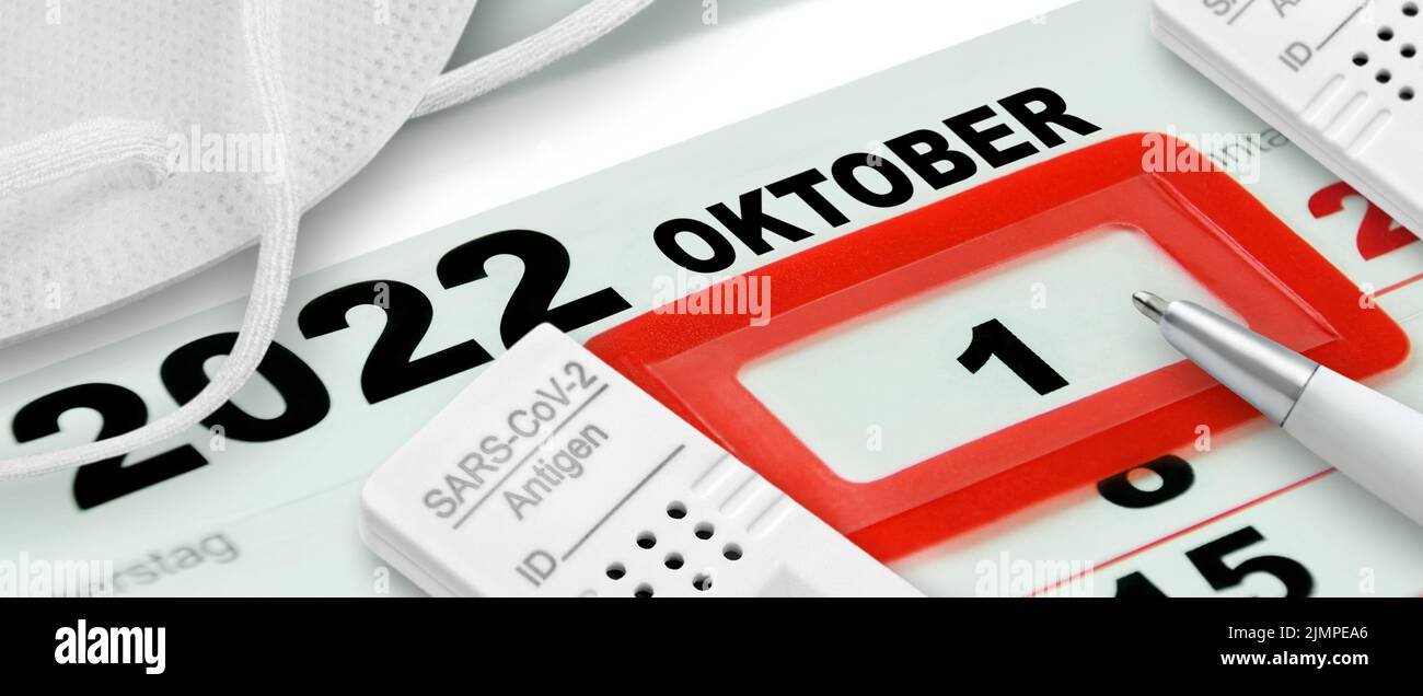 Corona Pandemie und Deutscher Kalender 1. Oktober 2022 mit Antigen Test und FFP2 Maske Stockfoto