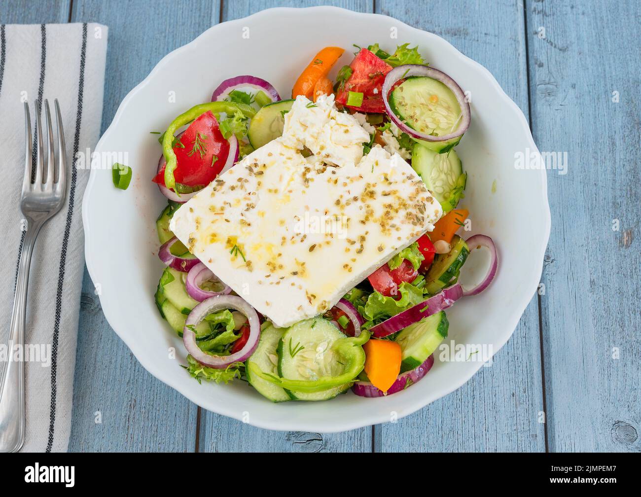 Griechischer rustikaler Salat mit nativem Olivenöl extra Stockfoto