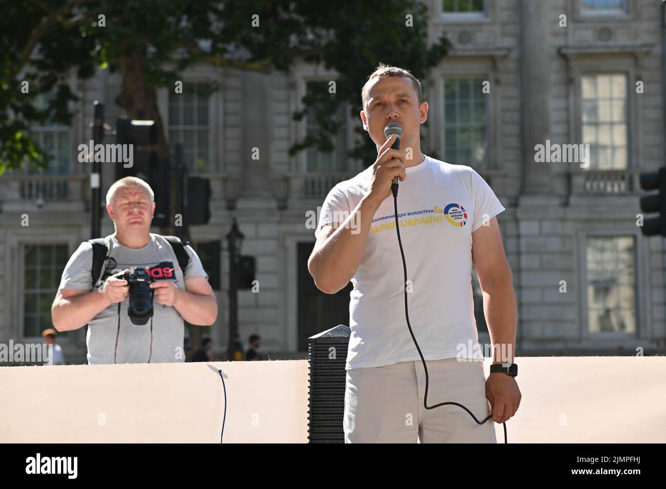 Downing Street, London, Großbritannien. 7.. August 2022. Demonstranten mit Transparenten und winkenden Ukraine-Fahnen wütend schreiend Krieg ist in der Ukraine nicht vorbei! Russisch ist ein Terrorist, der jetzt die Freiheit der Verteidiger von Mariupol fordert. Hört auf, unsere stolze ukrainische Kultur zu töten. Quelle: Siehe Li/Picture Capital/Alamy Live News Stockfoto
