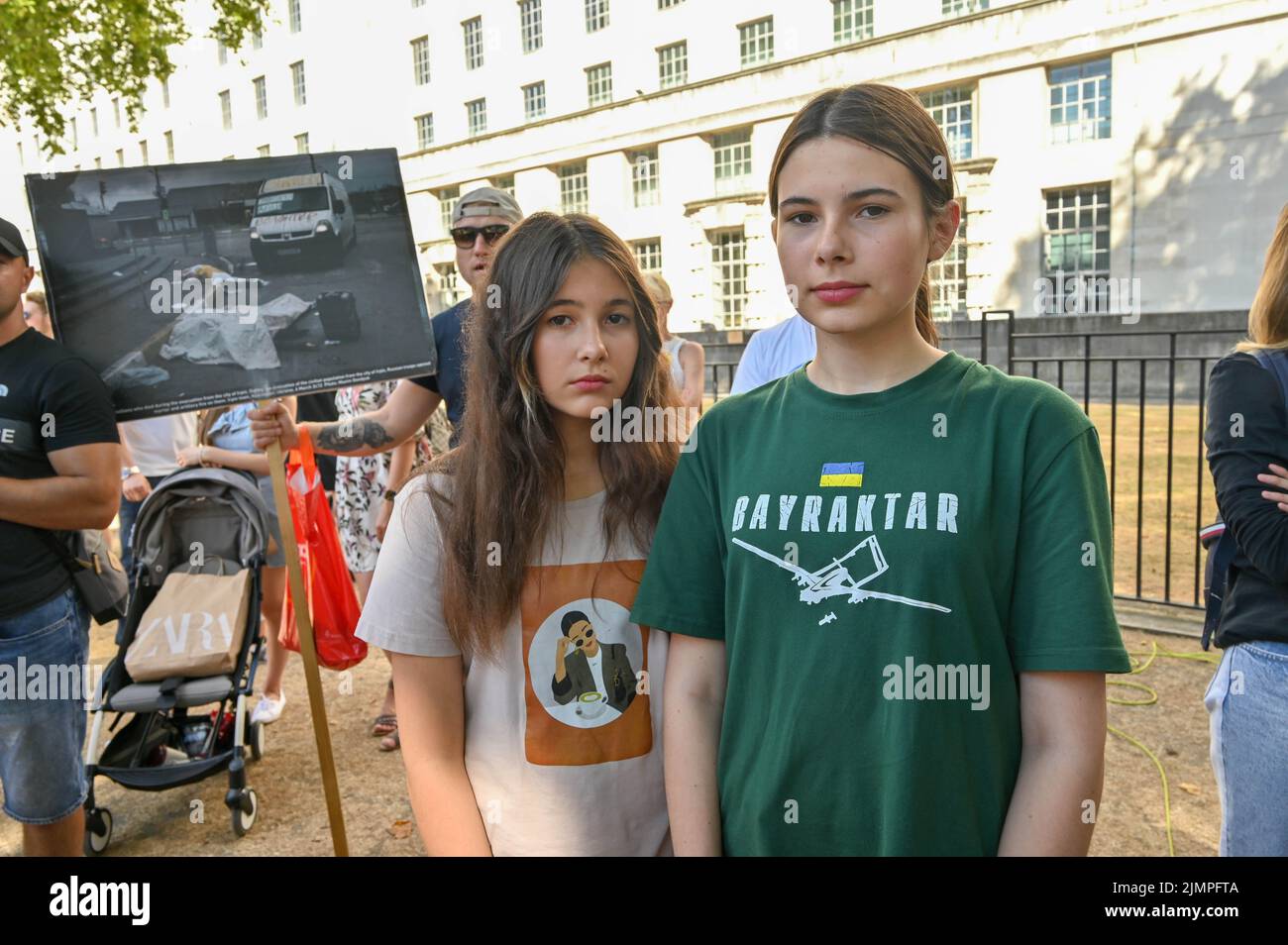 Downing Street, London, Großbritannien. 7.. August 2022. Demonstranten mit Transparenten und winkenden Ukraine-Fahnen wütend schreiend Krieg ist in der Ukraine nicht vorbei! Russisch ist ein Terrorist, der jetzt die Freiheit der Verteidiger von Mariupol fordert. Hört auf, unsere stolze ukrainische Kultur zu töten. Quelle: Siehe Li/Picture Capital/Alamy Live News Stockfoto