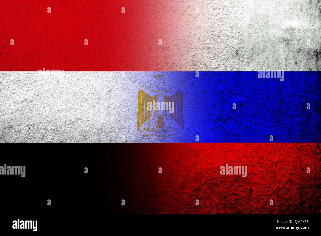 Nationalflagge der Russischen Föderation mit der Arabischen Republik Ägypten Nationalflagge. Grungen Hintergrund Stockfoto