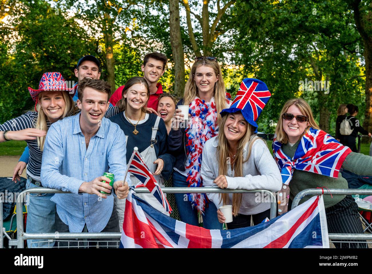 Eine Gruppe junger britischer Menschen zelten über Nacht in der Mall, um Sich einen guten Aussichtspunkt zu erblicken, um die Queen's Birthday Parade zu beobachten, London, Großbritannien. Stockfoto