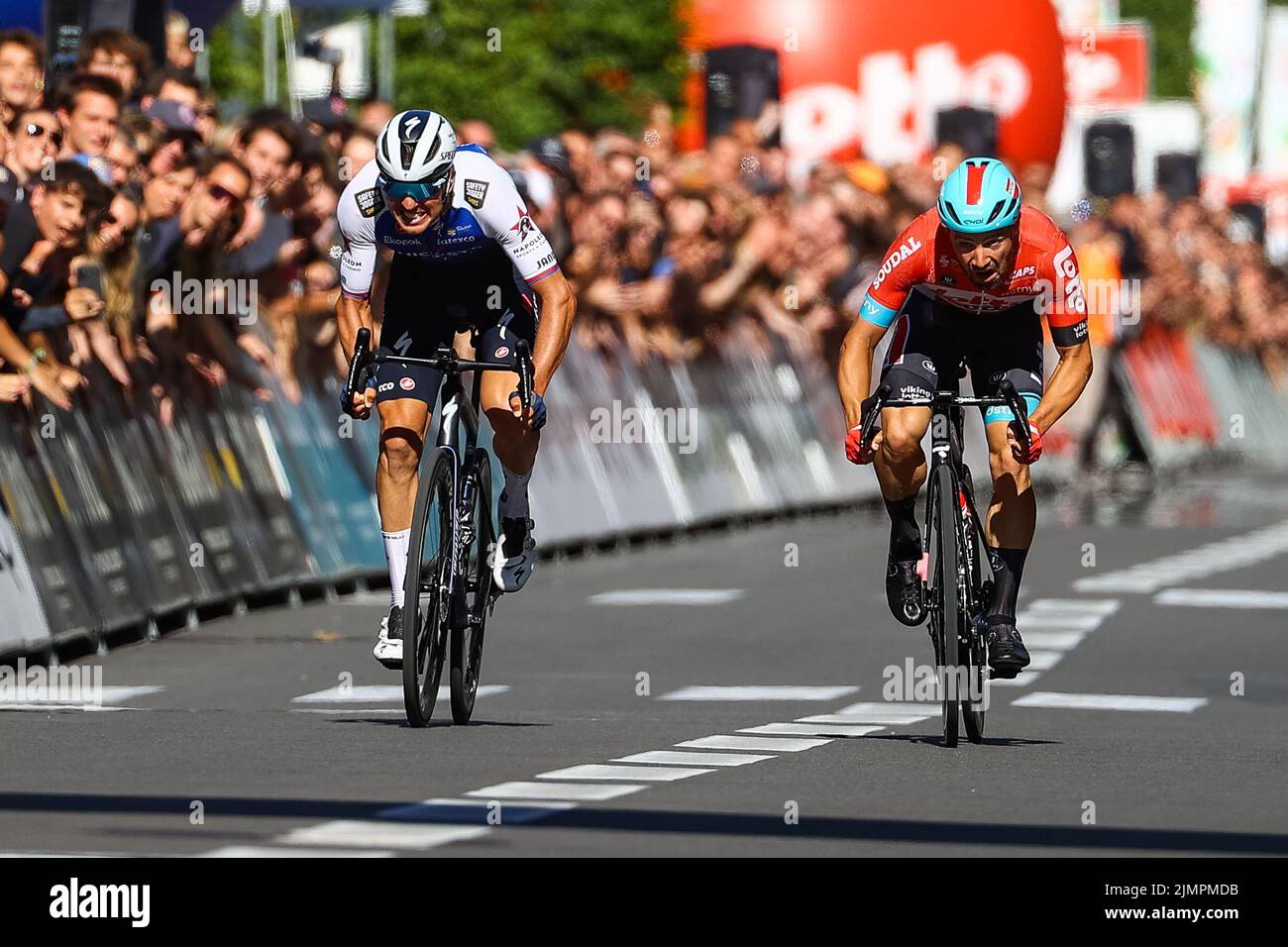 Leuven, Belgien. 07. August 2022. Der Tscheche Zdenek Stybar von Quick-Step Alpha Vinyl und der Belgier Victor Campenaerts von Lotto Soudal sprinten bis zum Ziel der ersten Ausgabe des Radrennens „Tour of Leuven“ in Leuven, Sonntag, 07. August 2022 in und um Leuven. Nach der WM in der Stadt wird gemeinsam mit den Organisatoren des GP Memorial Jef Scherens ein neues Rennen veranstaltet. Das neue Rennen wurde Tour of Leuven - Memorial Jef Scherens genannt. BELGA FOTO DAVID PINTENS Kredit: Belga Nachrichtenagentur/Alamy Live News Stockfoto