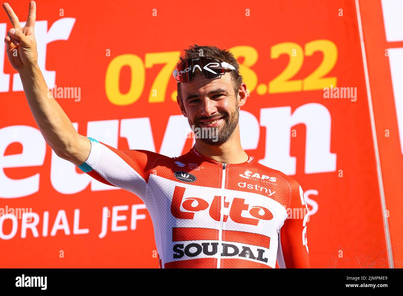 Leuven, Belgien. 07. August 2022. Der Belgier Victor Campenaerts von Lotto Soudal feiert auf dem Podium nach dem Gewinn der ersten Ausgabe des Radrennens „Tour of Leuven“ in Leuven am Sonntag, 07. August 2022 in und um Leuven. Nach der WM in der Stadt wird gemeinsam mit den Organisatoren des GP Memorial Jef Scherens ein neues Rennen veranstaltet. Das neue Rennen wurde Tour of Leuven - Memorial Jef Scherens genannt. BELGA FOTO DAVID PINTENS Kredit: Belga Nachrichtenagentur/Alamy Live News Stockfoto