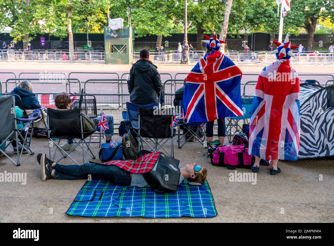 Die Menschen wachen auf, nachdem sie in der Mall übernachtet haben, um die Queen's Birthday Parade während der Queen's Platinum Jubilee Celebrations, London, Großbritannien, zu sehen Stockfoto