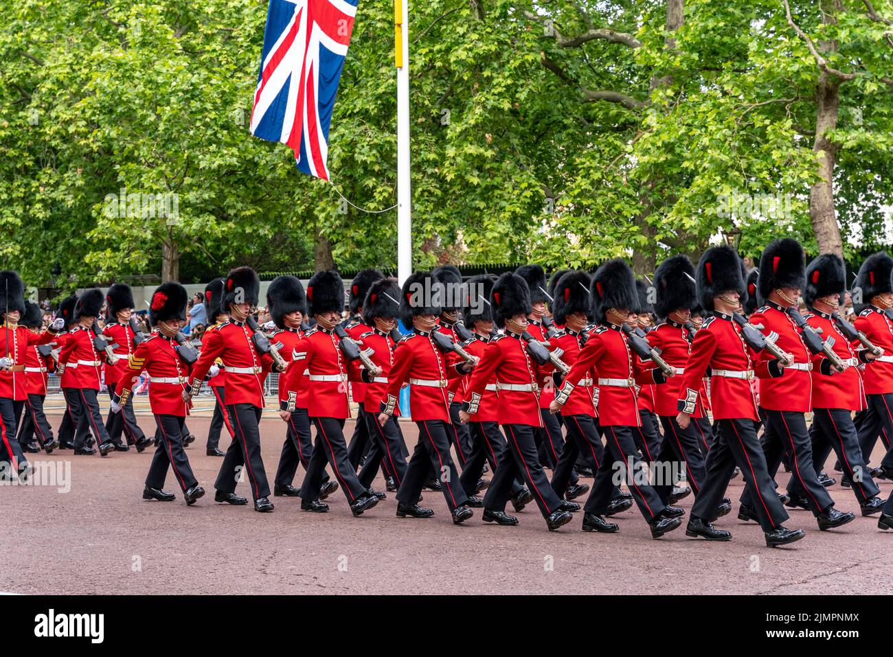 Soldaten der britischen Armee nehmen an der Queen's Birthday Parade, The Mall, London, Großbritannien, Teil. Stockfoto