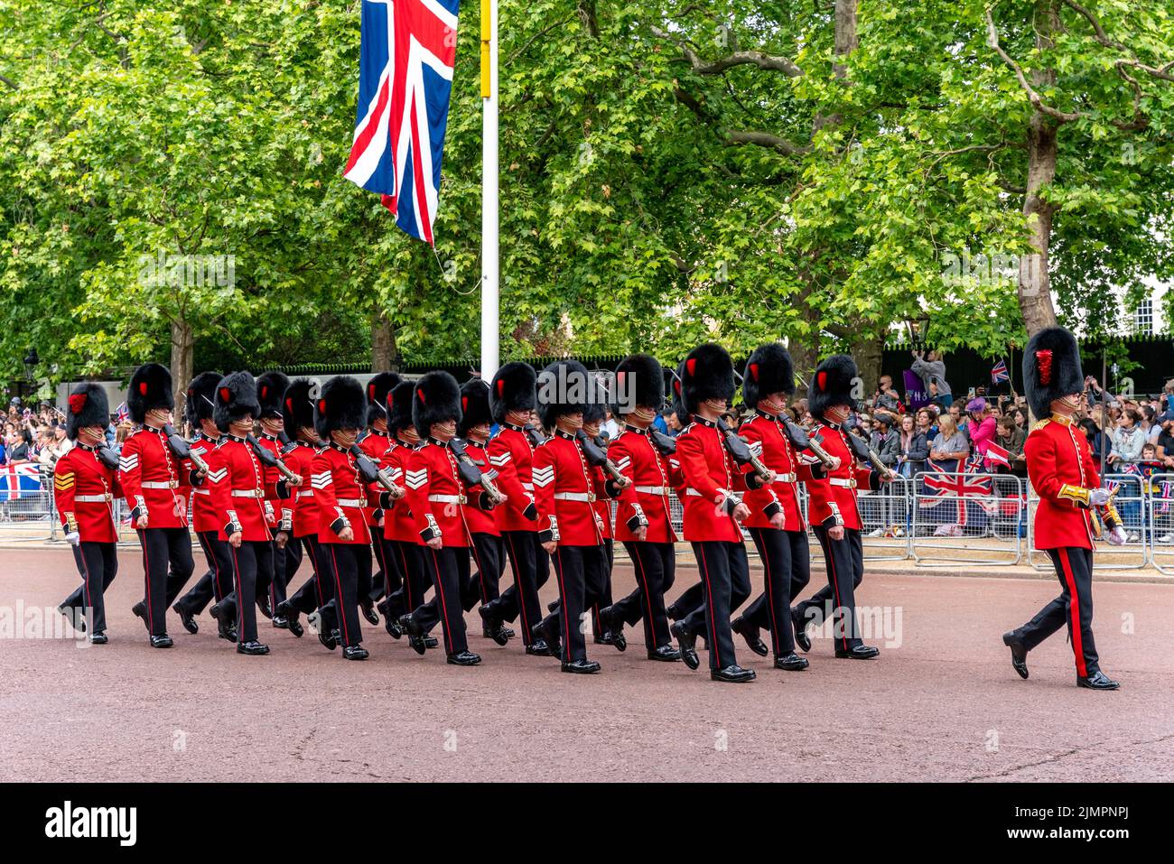 Soldaten der britischen Armee nehmen an der Queen's Birthday Parade, The Mall, London, Großbritannien, Teil. Stockfoto