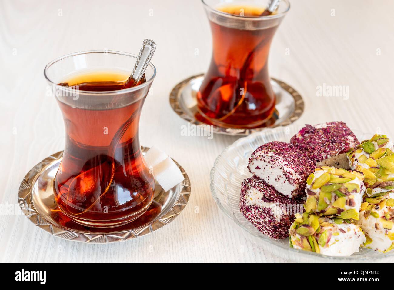 Holzbrett mit leckeren türkischen Süßigkeiten und Tee Stockfoto