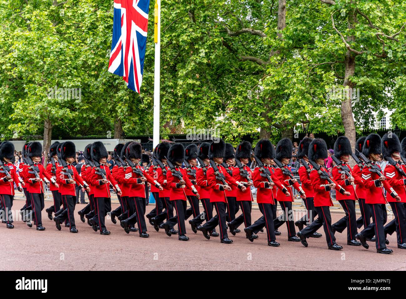 Soldaten der britischen Armee nehmen an der Queen's Birthday Parade, The Mall, London, Großbritannien, Teil. Stockfoto