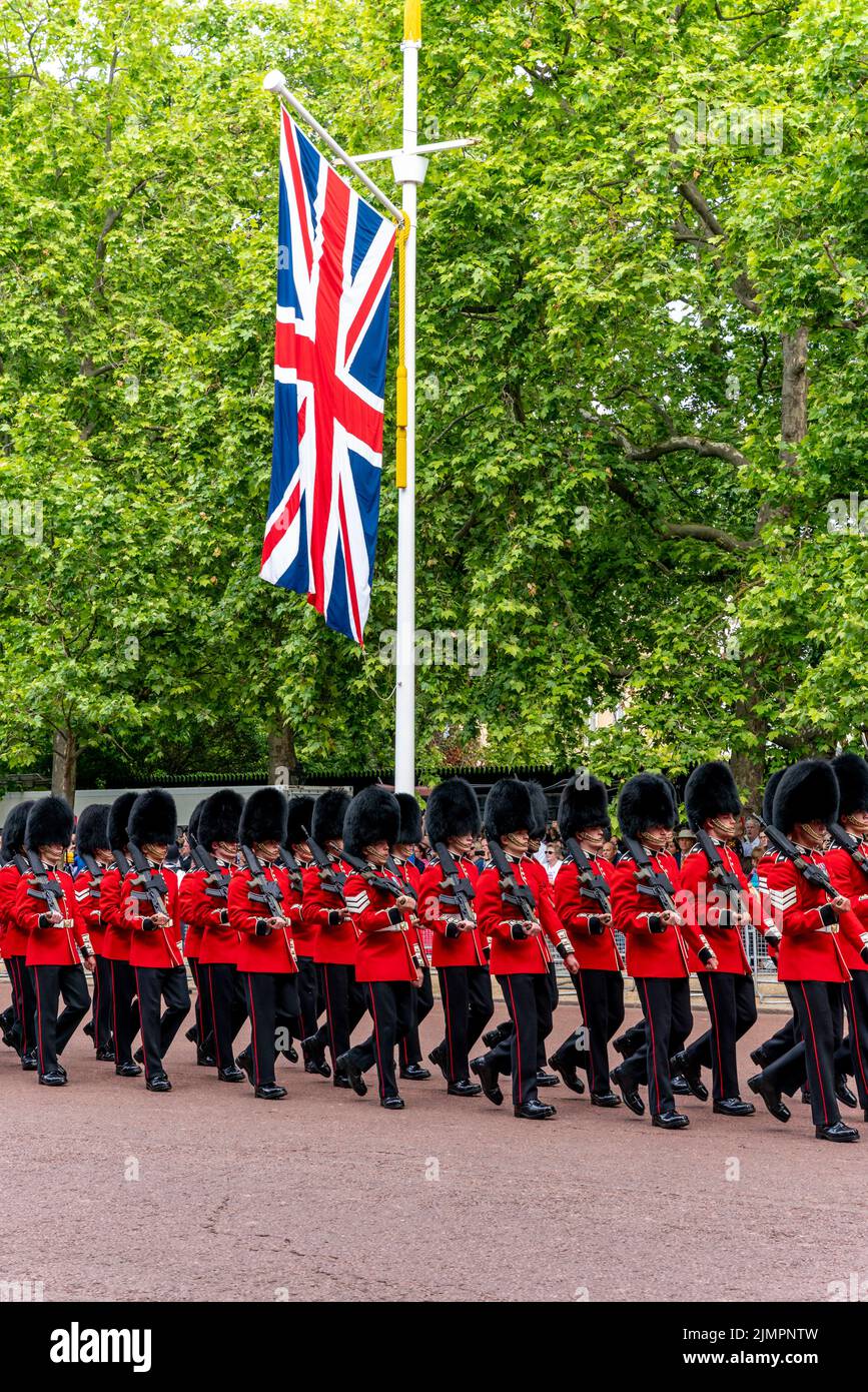 Soldaten der britischen Armee nehmen an der Queen's Birthday Parade, The Mall, London, Großbritannien, Teil. Stockfoto
