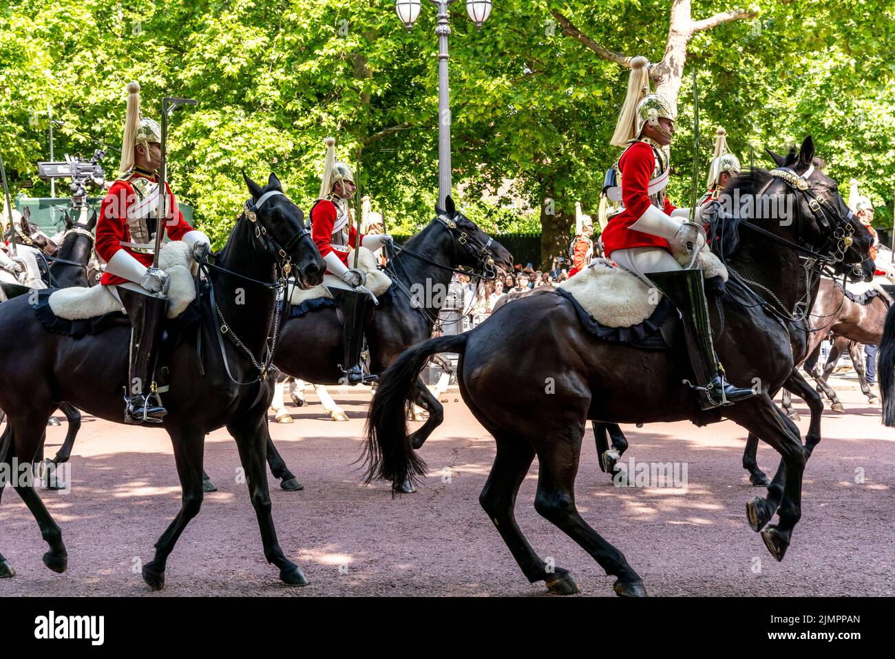 Soldaten der britischen Armee nehmen auf dem Pferderummel an der Queen's Birthday Parade, The Mall, London, Großbritannien, Teil. Stockfoto