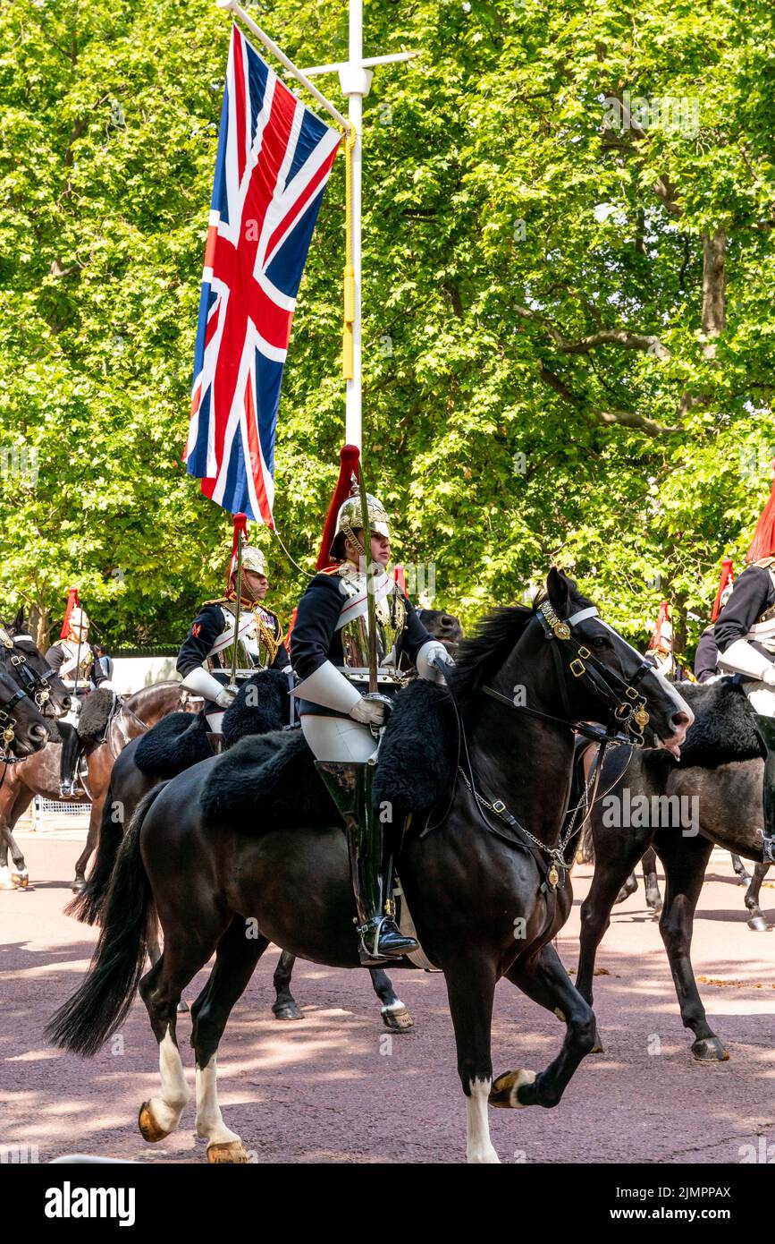 Soldaten der britischen Armee auf dem Pferderennbahn nehmen an der Queen's Birthday Parade Teil, indem sie die Mall entlang zur Horse Guards Parade für das Trooping des Colou reiten Stockfoto