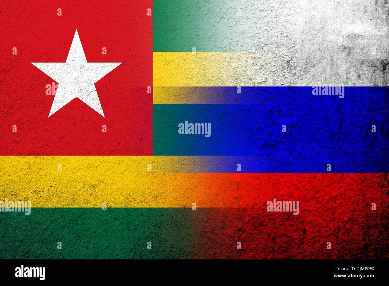 Nationalflagge der Russischen Föderation mit der togoischen Republik Togo Nationalflagge. Grungen Hintergrund Stockfoto