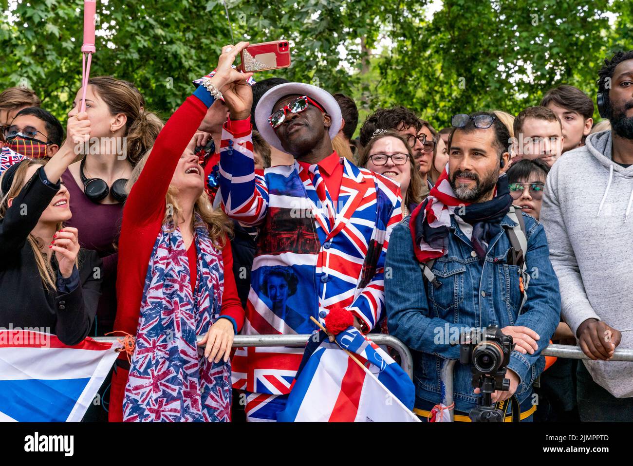 Menschen, die entlang der Mall stehen und die Queen's Birthday Parade, die Platinum Jubilee Celebrations der Königin, London, Großbritannien, beobachten. Stockfoto