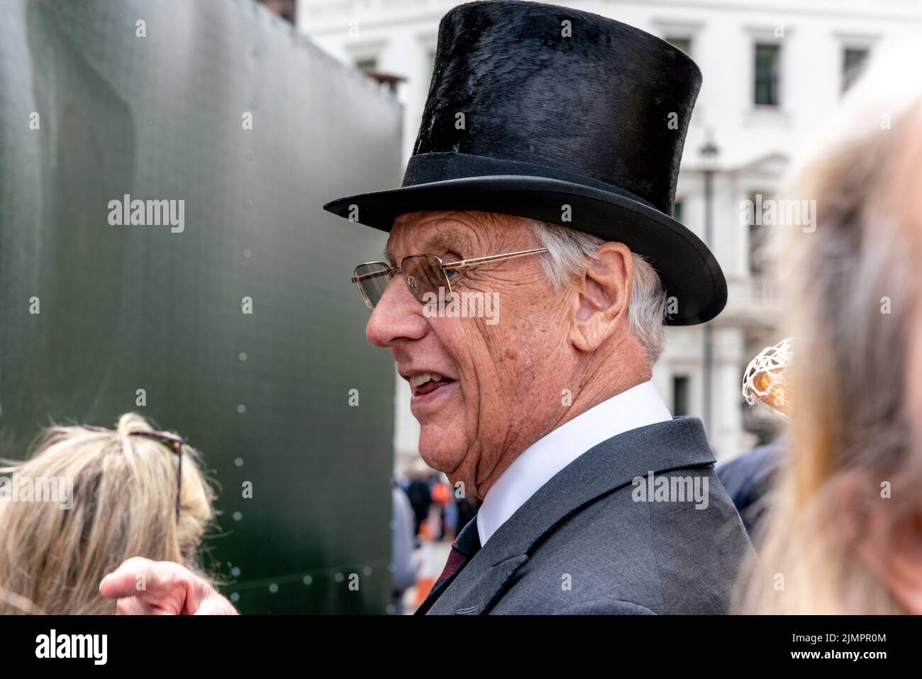 Ein Gentleman in Top hat und Endstücke nimmt an den Platinum Jubilee Celebrations der Königin, Buckingham Palace Area, London, Großbritannien, Teil. Stockfoto