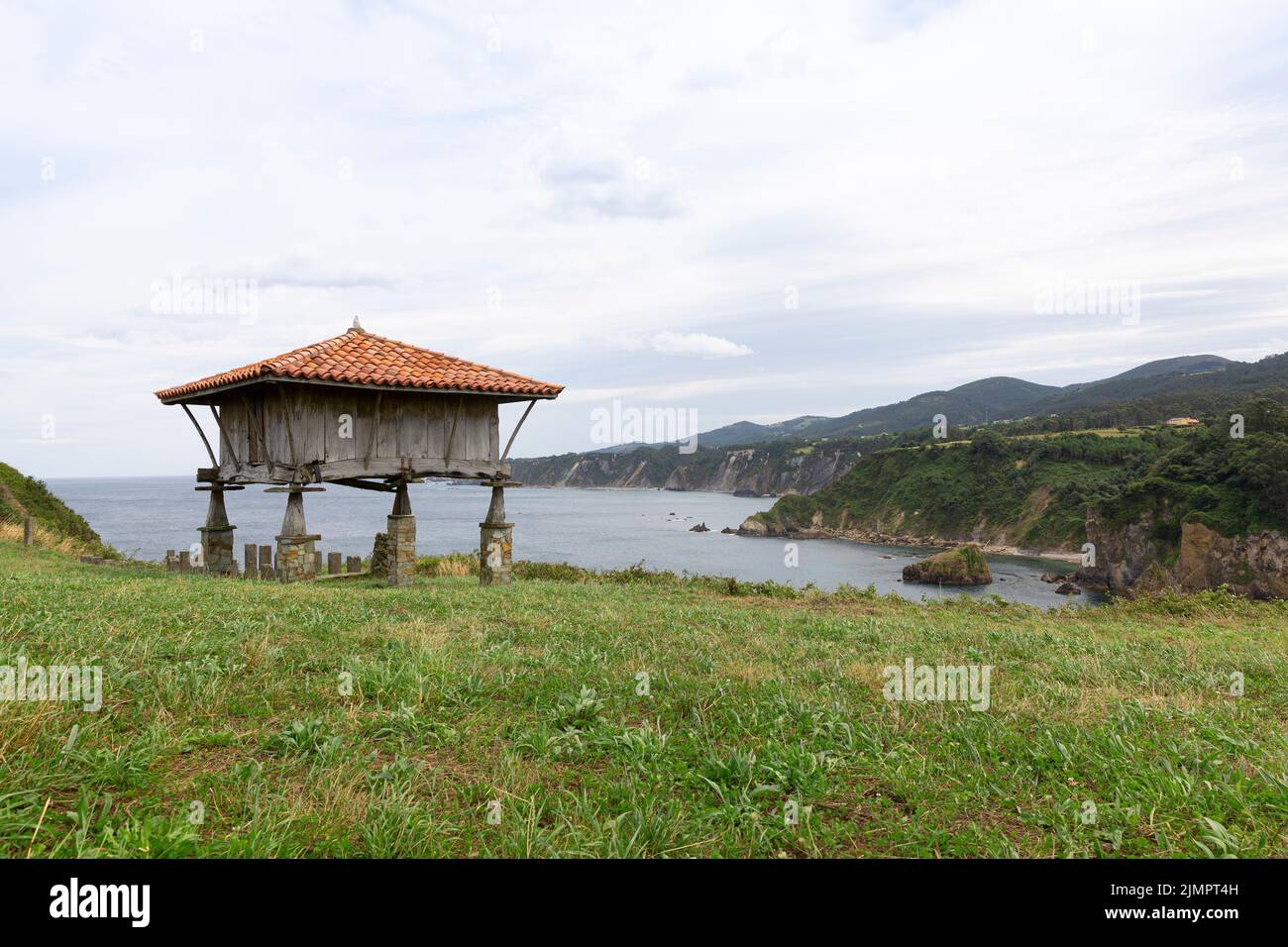 Landschaftsansicht des Horreo de La Regalina in Cadavedo, asturische Küste, Spanien. Reisen und ländlicher Tourismus. Stockfoto