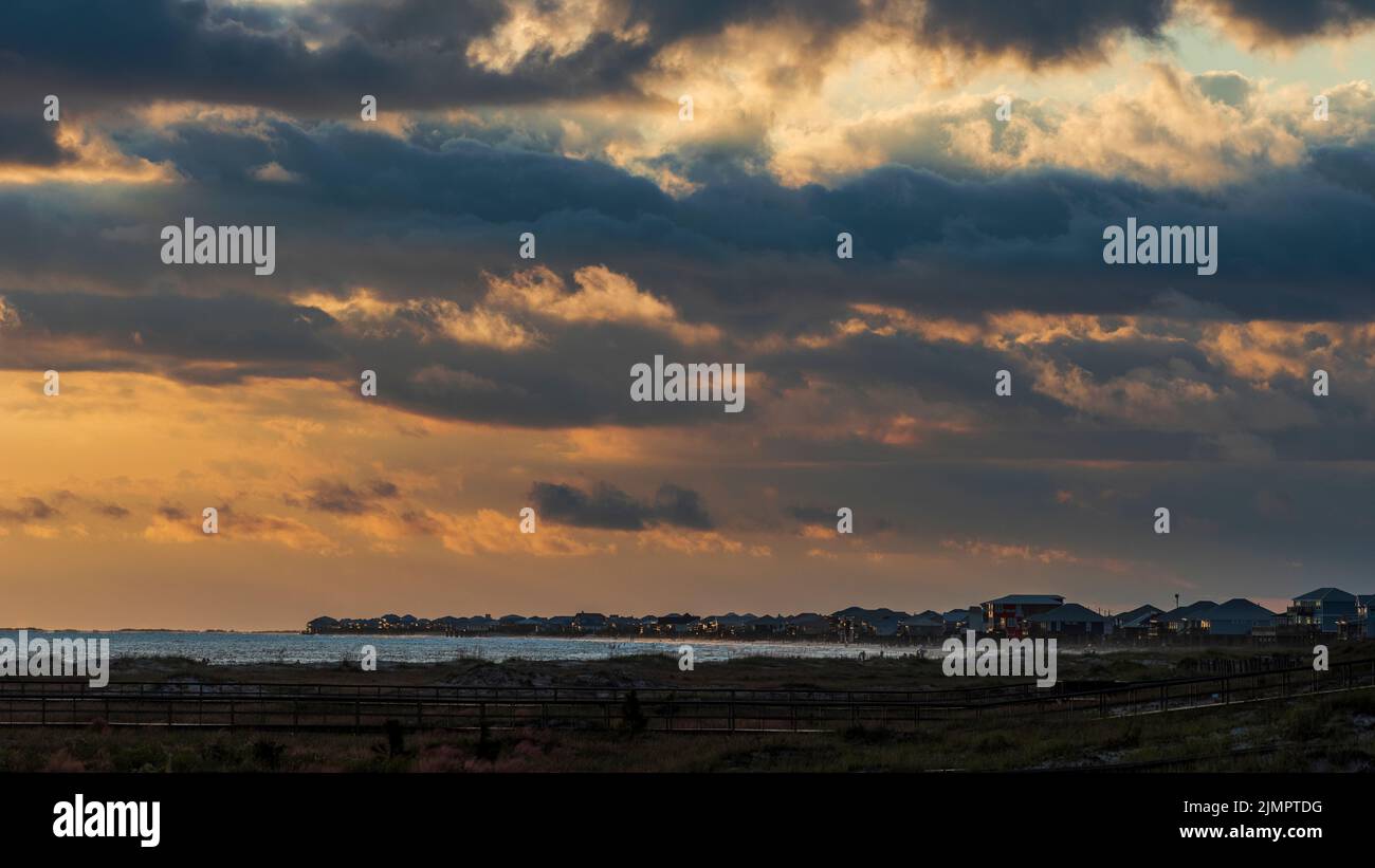 Bei Sonnenuntergang hängt ein dramatischer Himmel über Dauphin Island, Alabama. Stockfoto