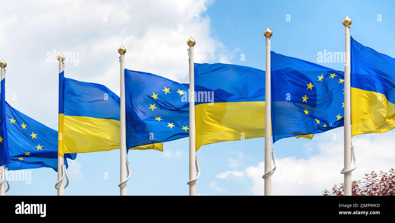 Die Ukraine und die Europäische Union Flaggen Stockfoto