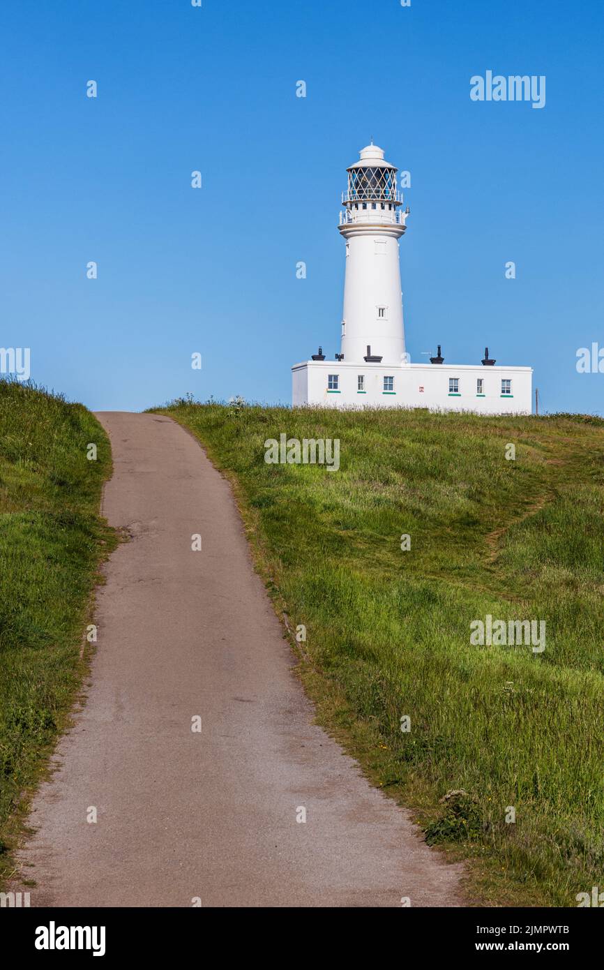 Der aktuelle Leuchtturm in Flamborough Head an der Ostküste von Yorkshire wurde 1806 erbaut und ersetzte den alten Leuchtturm, der 1674 erbaut wurde. Stockfoto